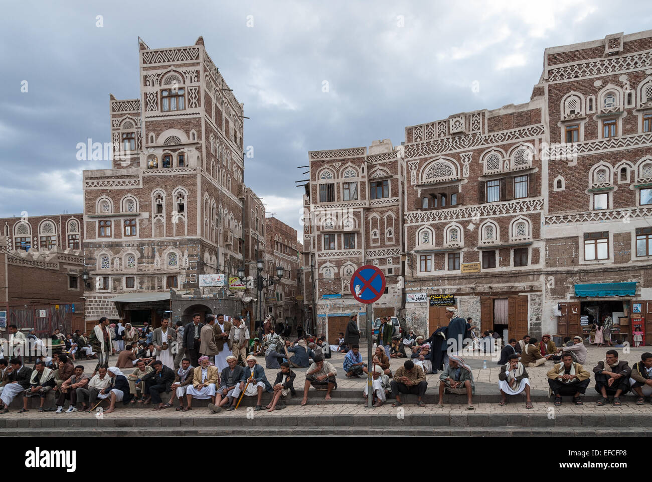 Uomini non identificati sedersi nella piazza principale della città il 4 maggio 2007 a Sanaa, Yemen. Foto Stock