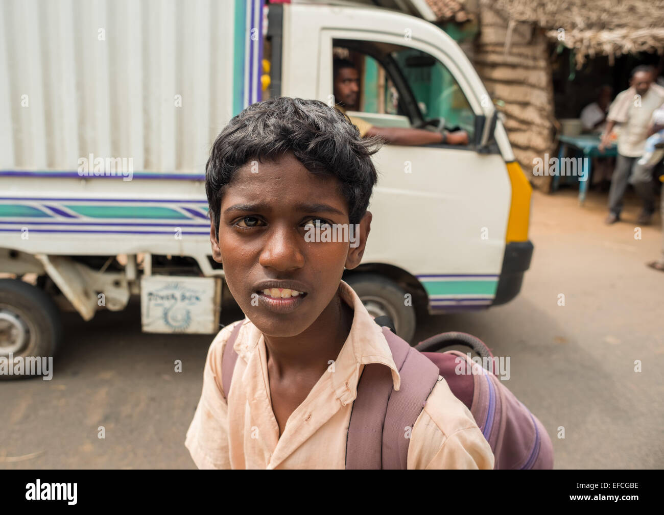 Thanjavur, India - Febbraio13: Uno studente non identificato in uniforme per andare a casa dopo le lezioni a scuola. India, nello Stato del Tamil Nadu, nei pressi di Th Foto Stock