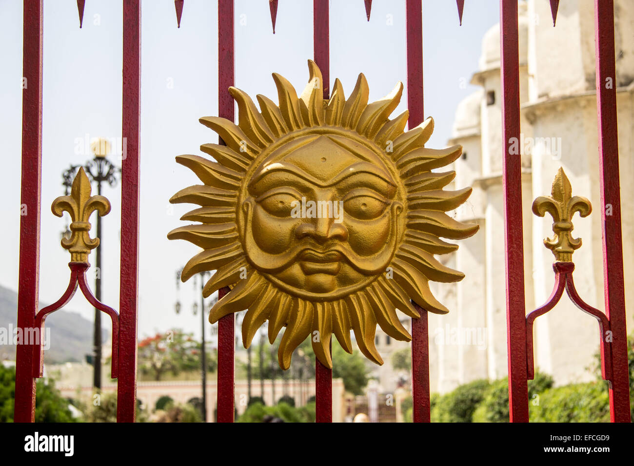 Golden Sun motivo sulla gate, Udaipur, India Foto Stock
