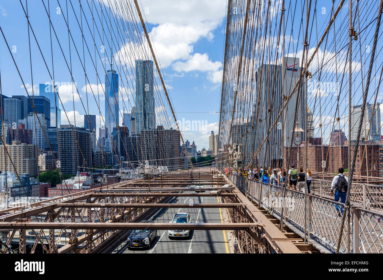 Vista dal ponte di Brooklyn passaggio pedonale che guarda verso Manhattan, New York City, NY, STATI UNITI D'AMERICA Foto Stock