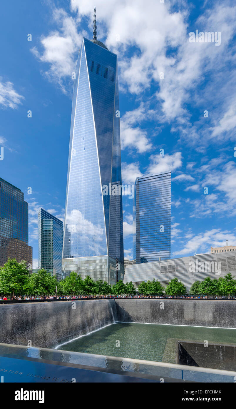 A sud la piscina del National September 11 Memorial con One World Trade Center ("Freedom Tower") dietro , New York City, NY, STATI UNITI D'AMERICA Foto Stock