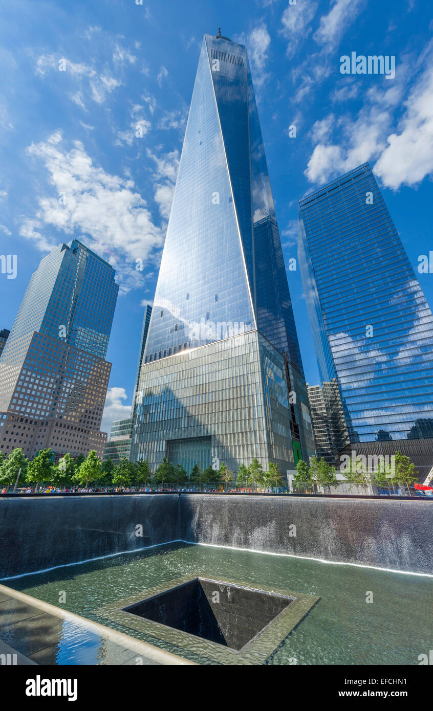 Il Nord Pool di National September 11 Memorial con One World Trade Center ("Freedom Tower") dietro , New York City, NY, STATI UNITI D'AMERICA Foto Stock