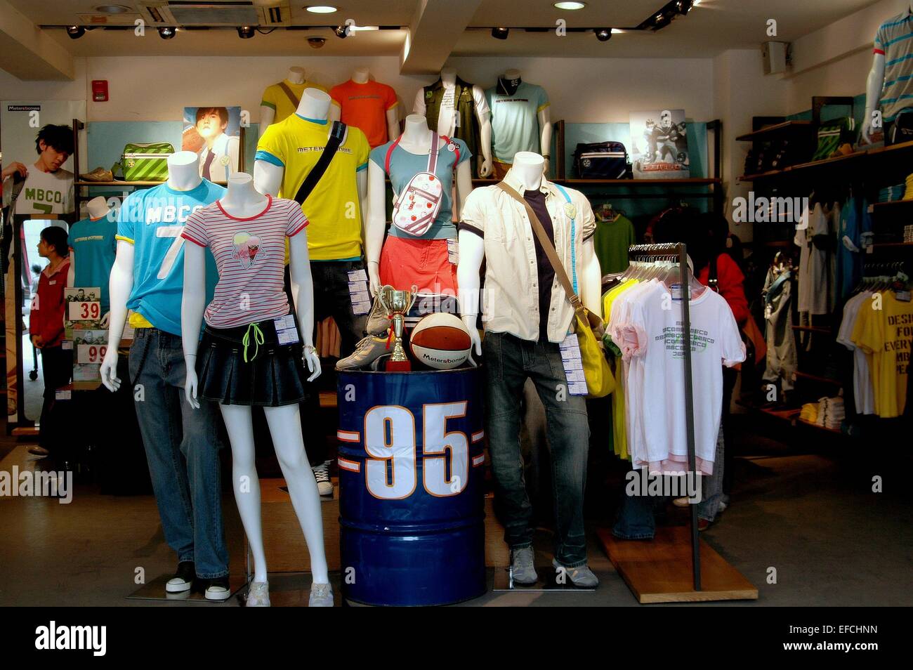 Chengdu, Cina: Elegante abbigliamento occidentale per gli adolescenti è visualizzato in un negozio alla moda su upscale pedoni-solo Chun Xi Street Foto Stock