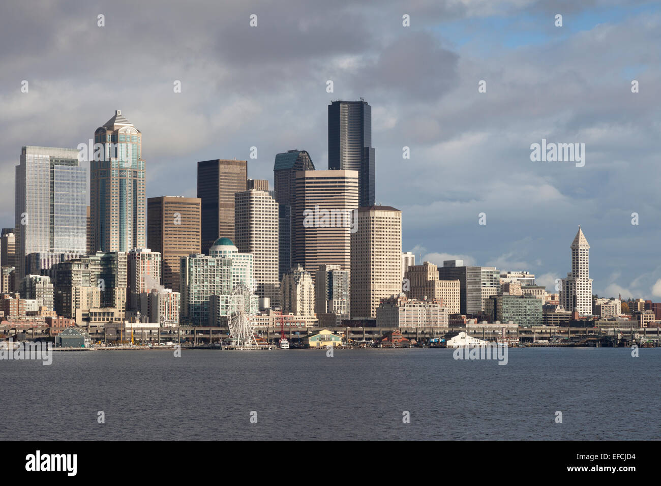 Seattle skyline da Elliott Bay - Seattle, King County, Washington, Stati Uniti d'America Foto Stock
