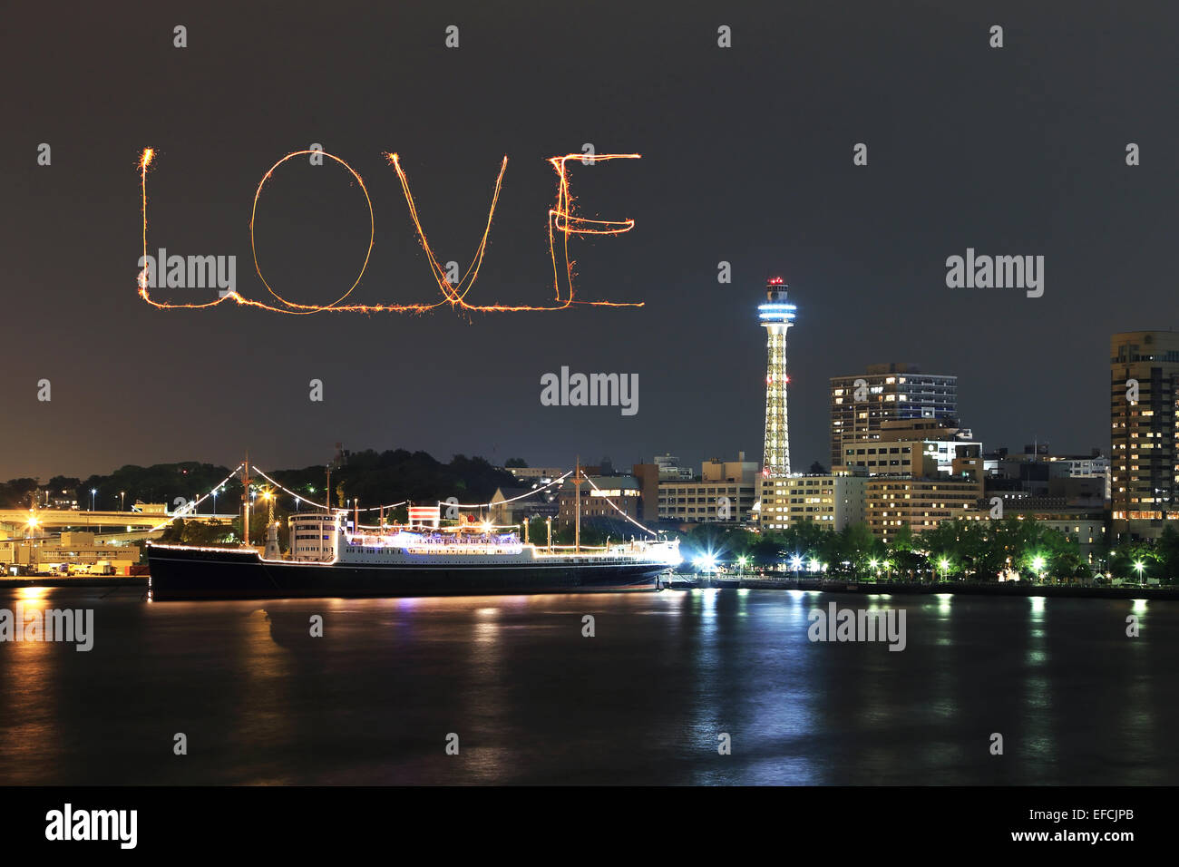 Amore fuochi d'artificio celebra oltre marina bay nella città di Yokohama, Giappone Foto Stock