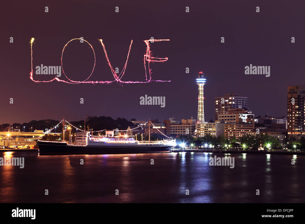 Amore fuochi d'artificio celebra oltre marina bay nella città di Yokohama, Giappone Foto Stock
