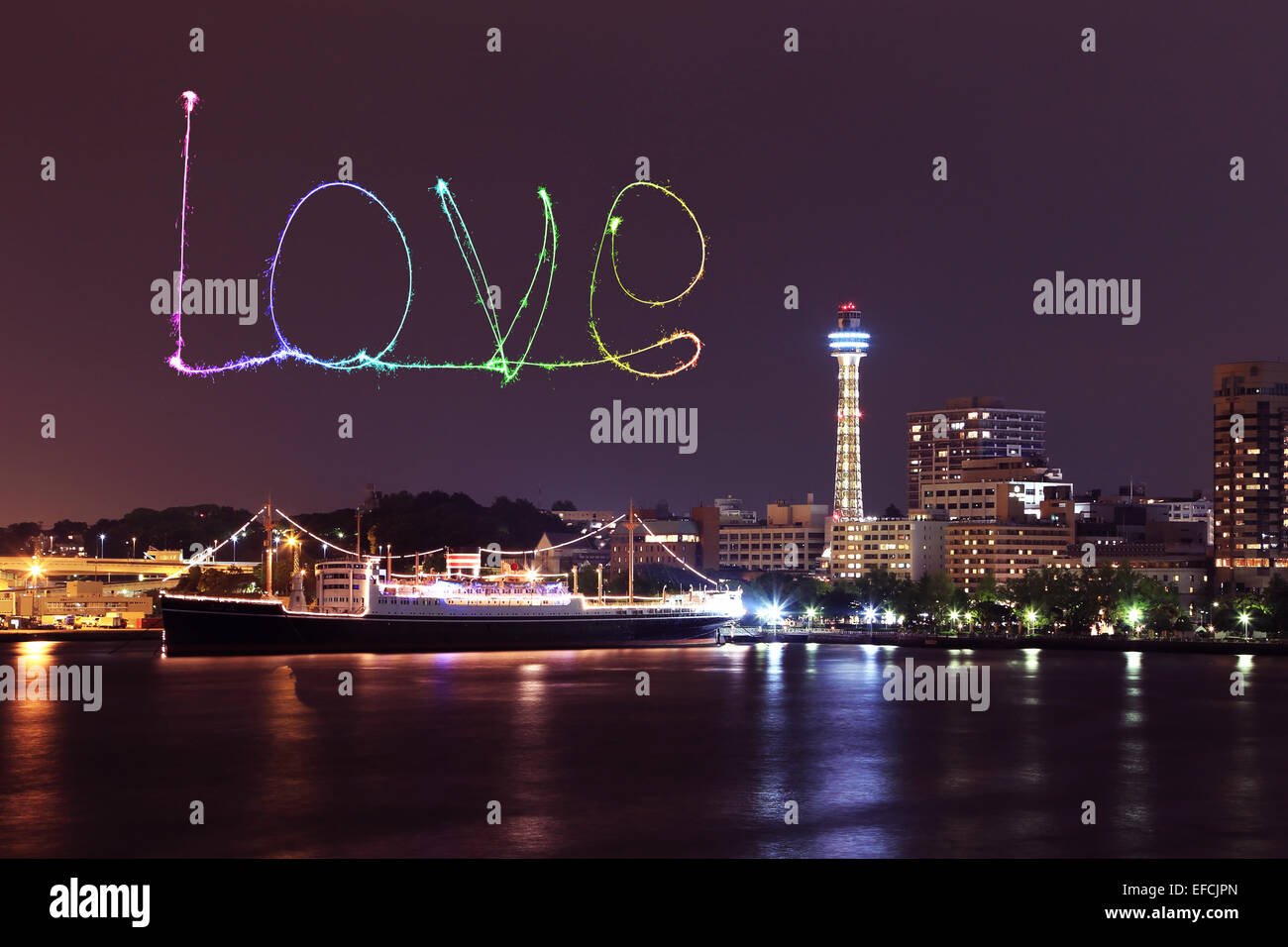 Amore fuochi d'artificio celebra oltre marina bay nella città di Yokohama, Giappone Foto Stock