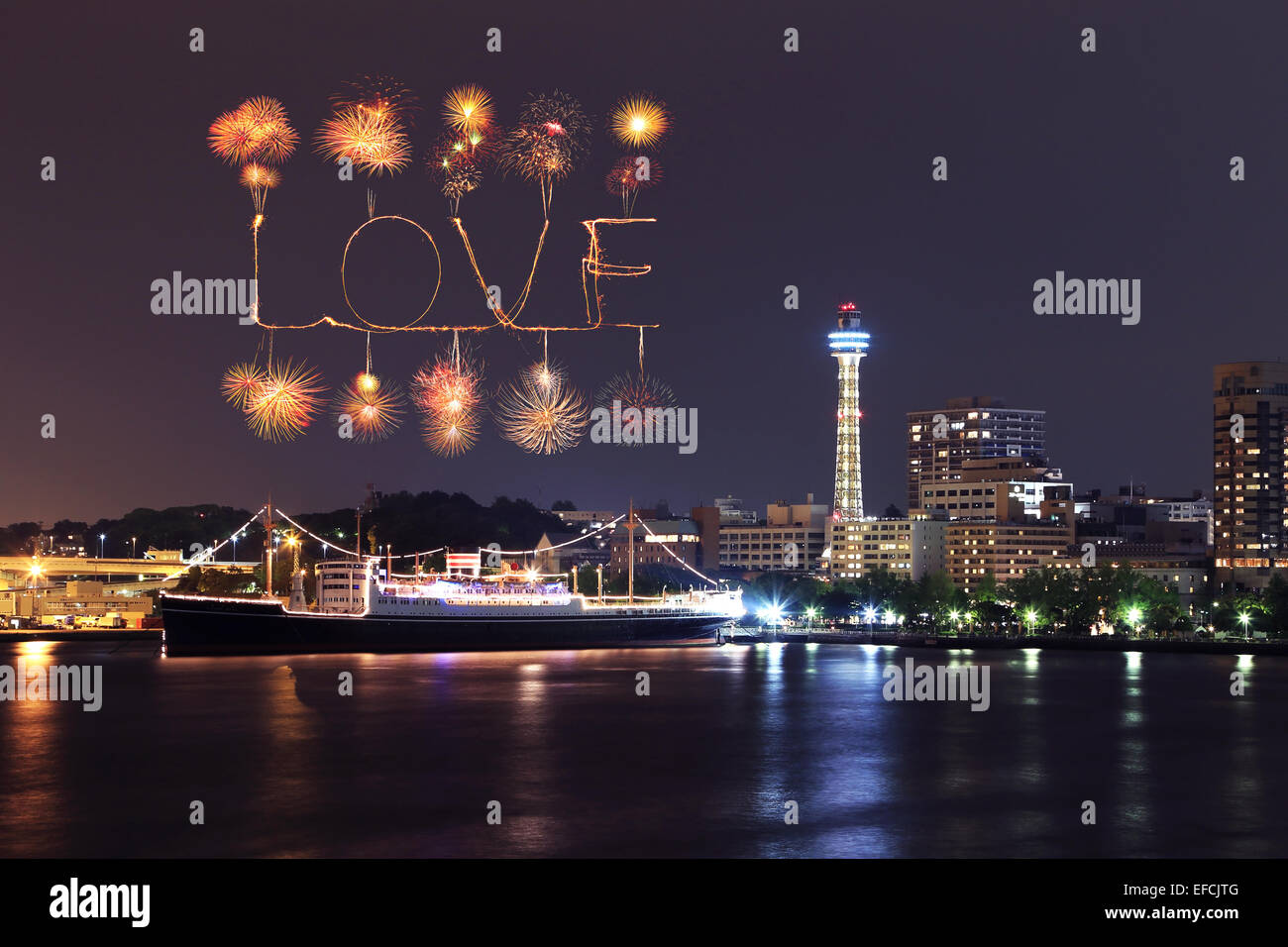 Amore fuochi d'artificio celebra oltre marina bay nella città di Yokohama, Giappone Foto Stock