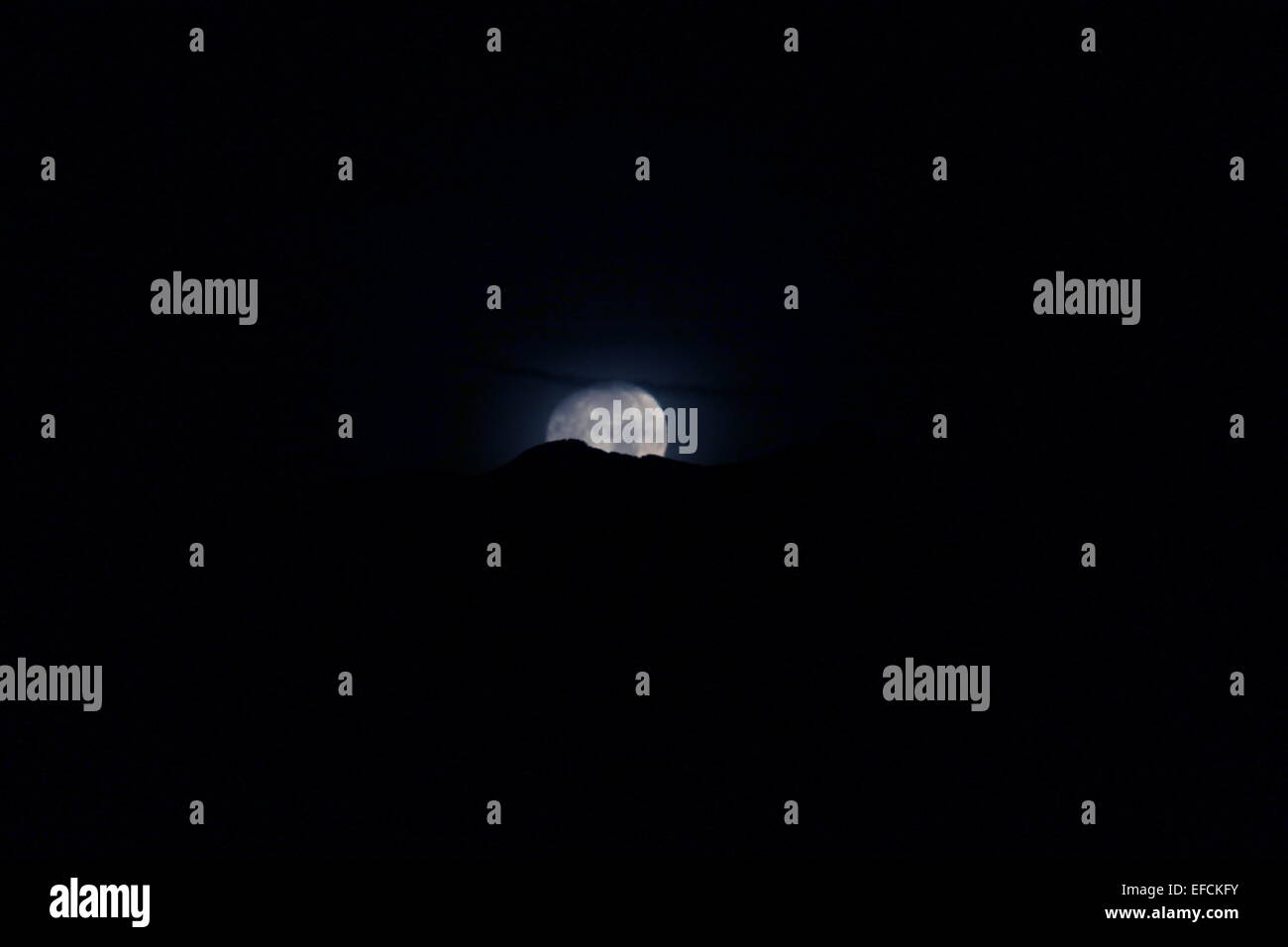 Luna tra le nuvole e picchi (Luna tra nubi e cime) Foto Stock