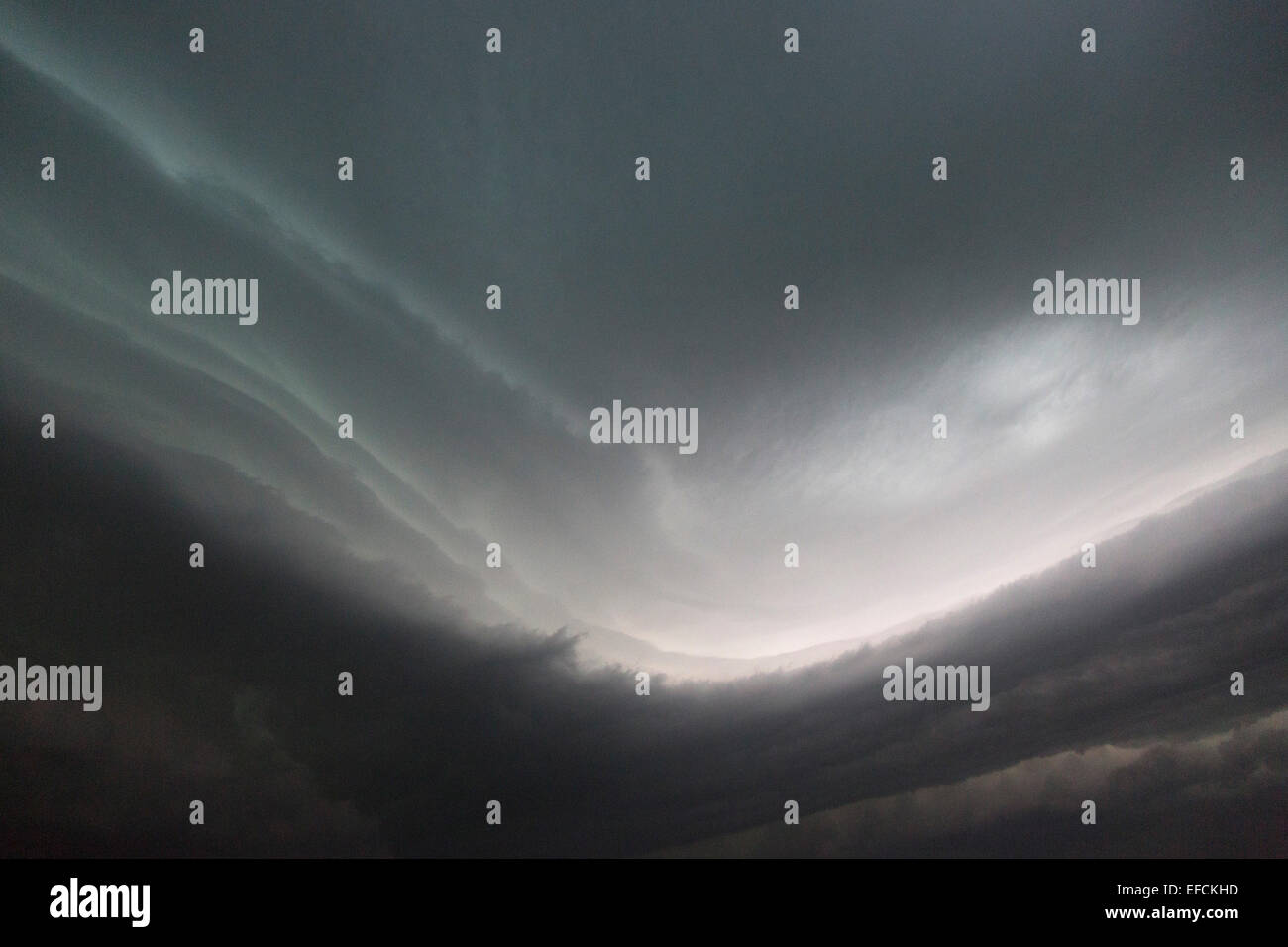 Tempesta Ela. Drammatica delle formazioni di nubi, ha preceduto di un temporale. Dopo una giornata molto calda con temperature che raggiungono la metà 30 gradi centigrate, temporali violenti provoca il caos nella regione della Ruhr a Mülheim an der Ruhr e città circostanti nella Renania settentrionale-Vestfalia (Germania). Foto Stock