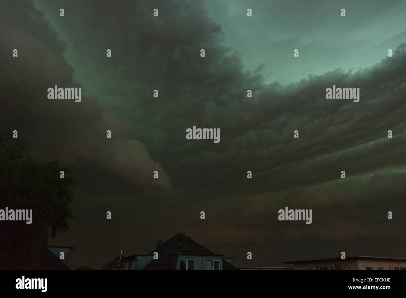 Tempesta Ela. Drammatica delle formazioni di nubi, ha preceduto di un temporale. Dopo una giornata molto calda con temperature che raggiungono la metà 30 gradi centigrate, temporali violenti provoca il caos nella regione della Ruhr a Mülheim an der Ruhr e città circostanti nella Renania settentrionale-Vestfalia (Germania). Foto Stock