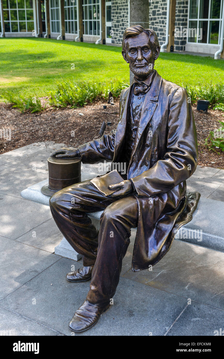 Statua del presidente Abraham Lincoln al di fuori del Museo e Centro Visitatori di Gettysburg National Militiary Park, Pennsylvania, STATI UNITI D'AMERICA Foto Stock