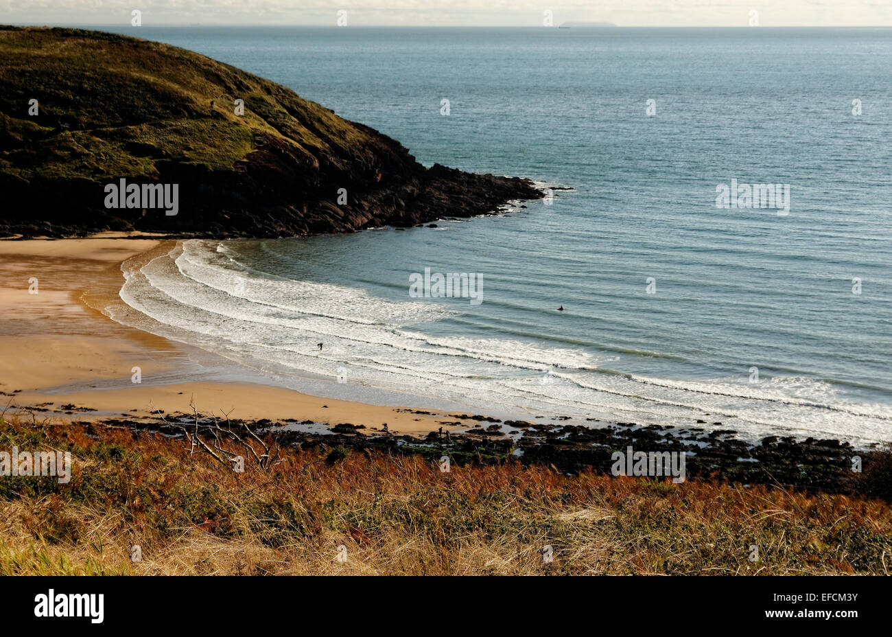 Manorbier, Pembrokeshire, Il Galles ha una grande e bellissima baia di spazzamento e di attrazione turistica al di sotto del cielo aperto. Foto Stock