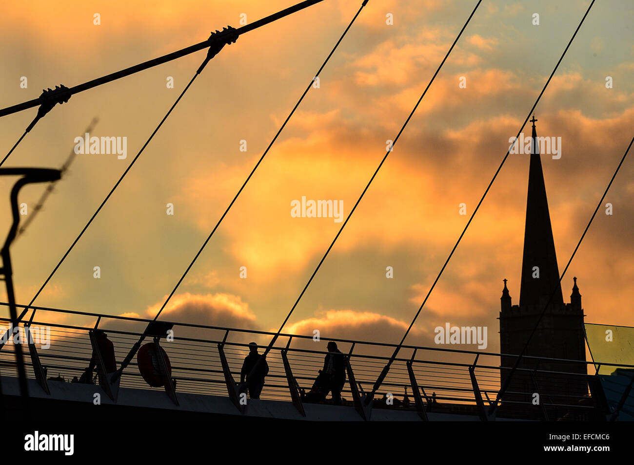 Il ponte di pace e st columb's Cathedral, Londonderry (Derry), Irlanda del Nord Foto Stock