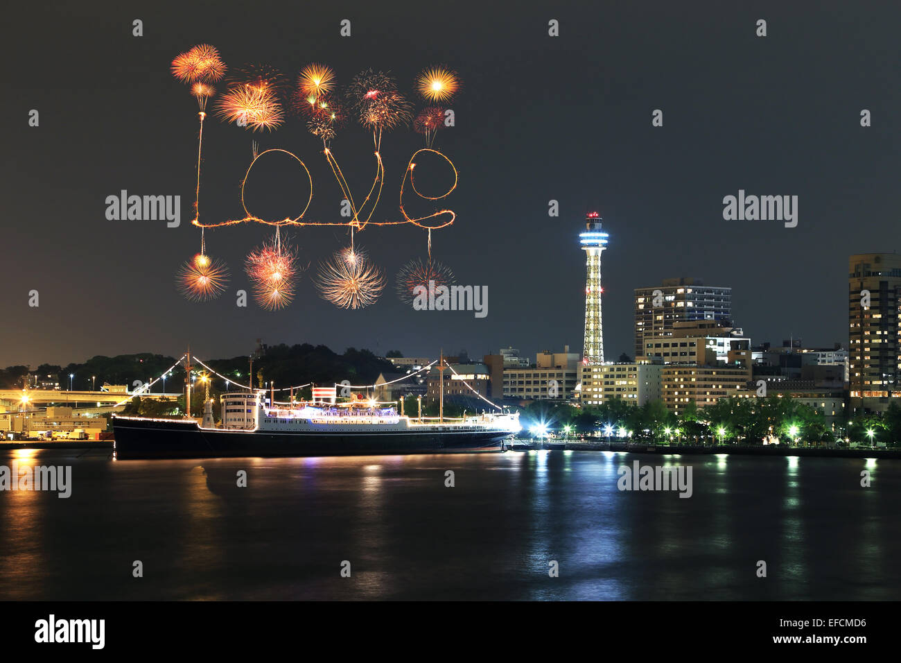 Amore fuochi d'artificio celebra oltre marina bay nella città di Yokohama, Giappone Foto Stock