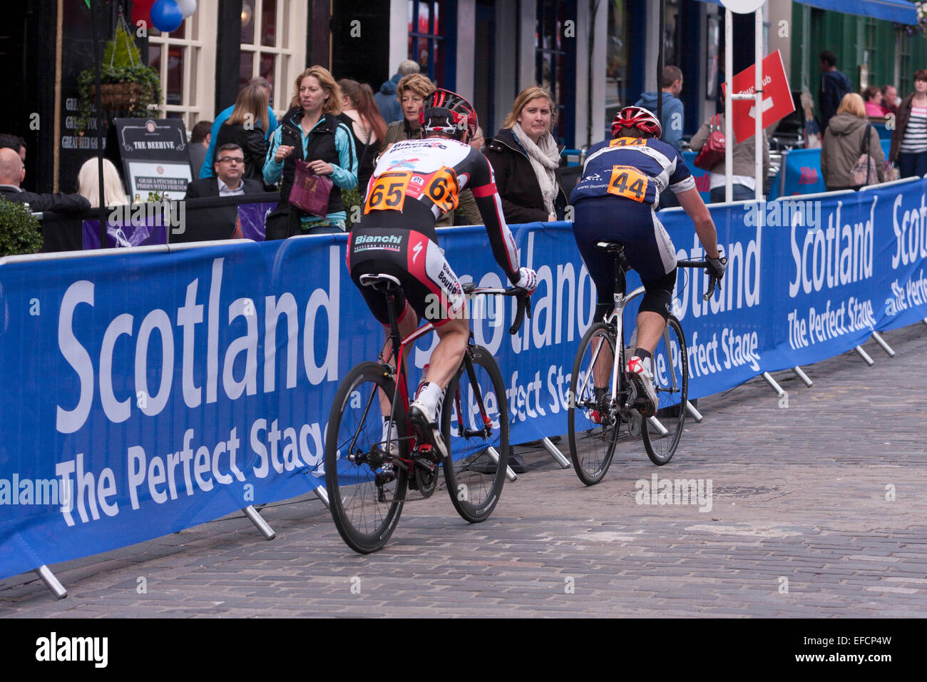 Ciclista nel mercato dell'erba. Chris Hoy tour nel mercato di Erba di Edimburgo. Foto Stock