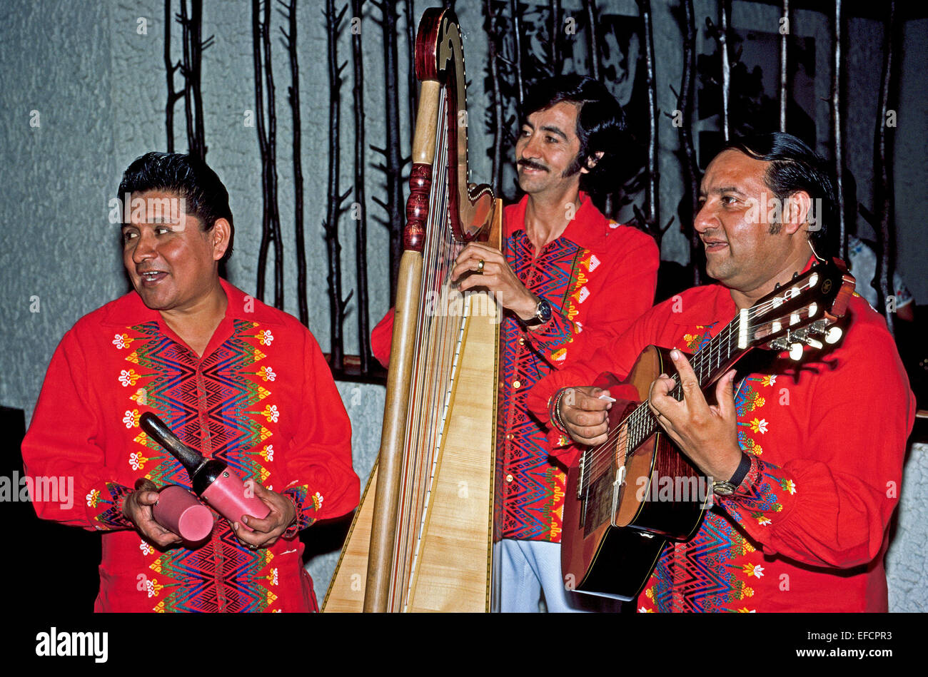 Tre musicisti guatemalteco con le maracas, arpa e chitarra eseguire per gli ospiti dell'hotel nella città di Guatemala, Guatemala, America centrale. Foto Stock