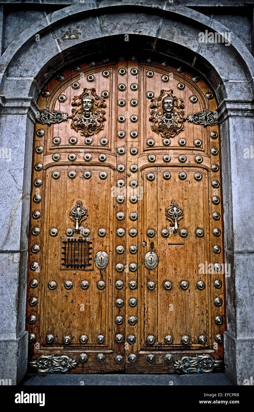 Vintage di porte in legno con fantasiose decorazioni color argento e battenti della porta sono visibili nella città di Guatemala, Guatemala, America centrale. Foto Stock