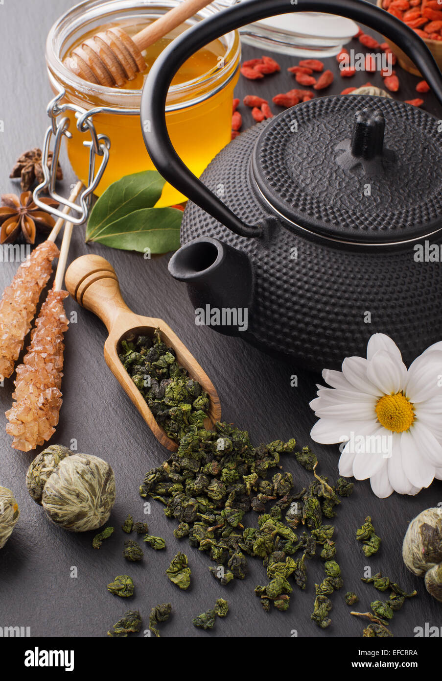 Ancora in vita con tè verde e miele su pietra nera Foto Stock