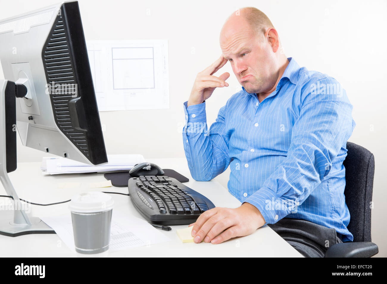 Stanco e triste lavoratore di ufficio Foto Stock