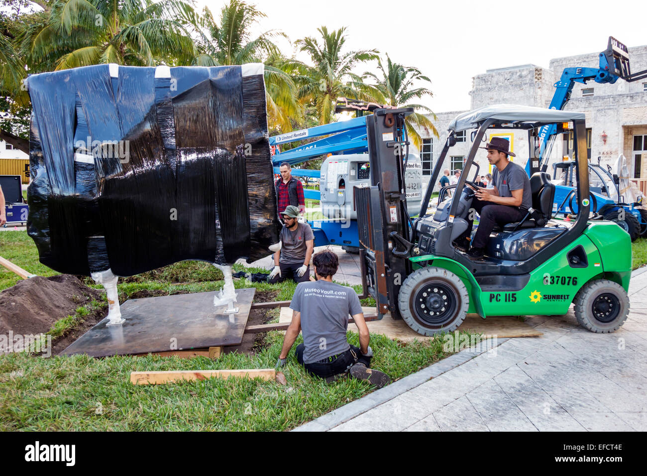 Miami Beach Florida,Collins Park,carrello elevatore,installazione arte,Art Basel,uomo uomo maschio,operativo,FL141129006 Foto Stock