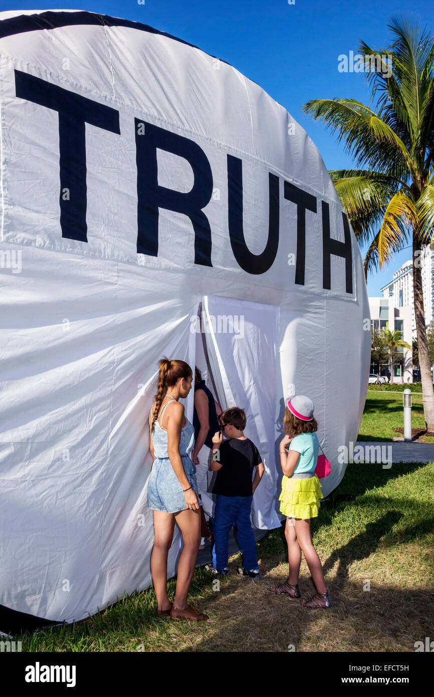 Miami Beach Florida, Collins Park, installazione artistica, Art Basel Public, scultura, verità, FL141206014 Foto Stock