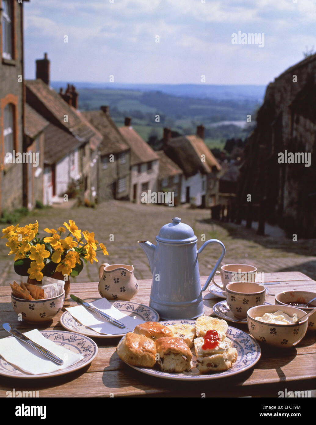 Pomeriggio tè alla crema sulla tabella nella parte superiore della Collina d'oro, Shaftesbury, Dorset, England, Regno Unito Foto Stock
