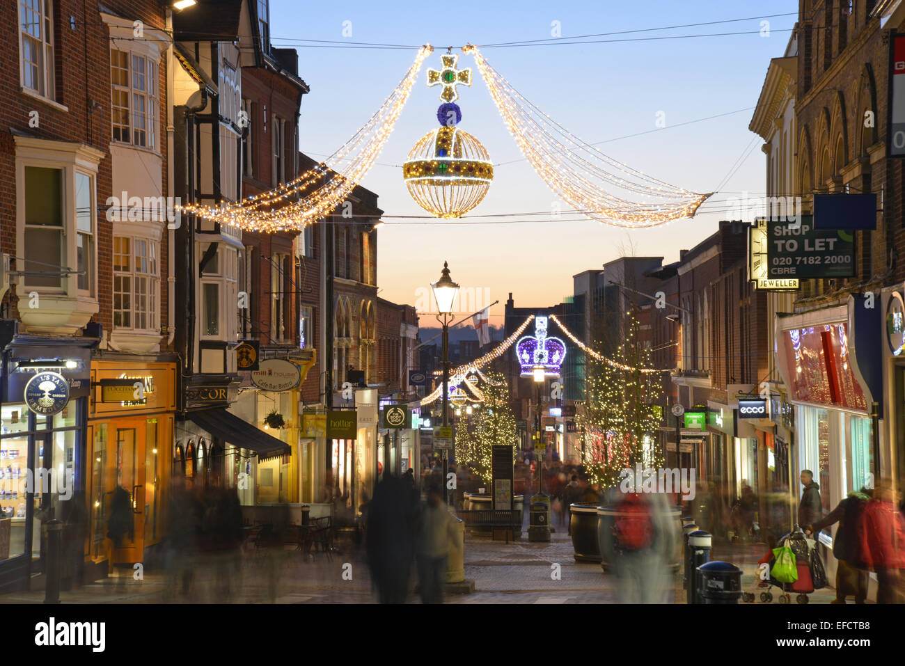 Le decorazioni di Natale sulla Peascod Street, Windsor, Berkshire, Inghilterra, Regno Unito Foto Stock