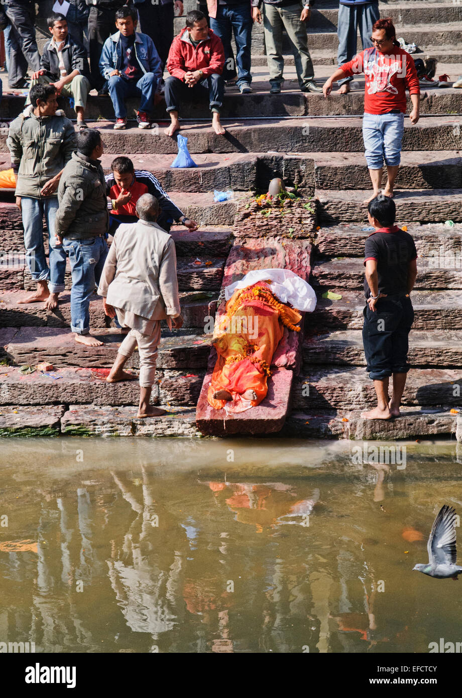 I riti funebri o la masterizzazione di morti in Pashupatinath a Kathmandu in Nepal Foto Stock