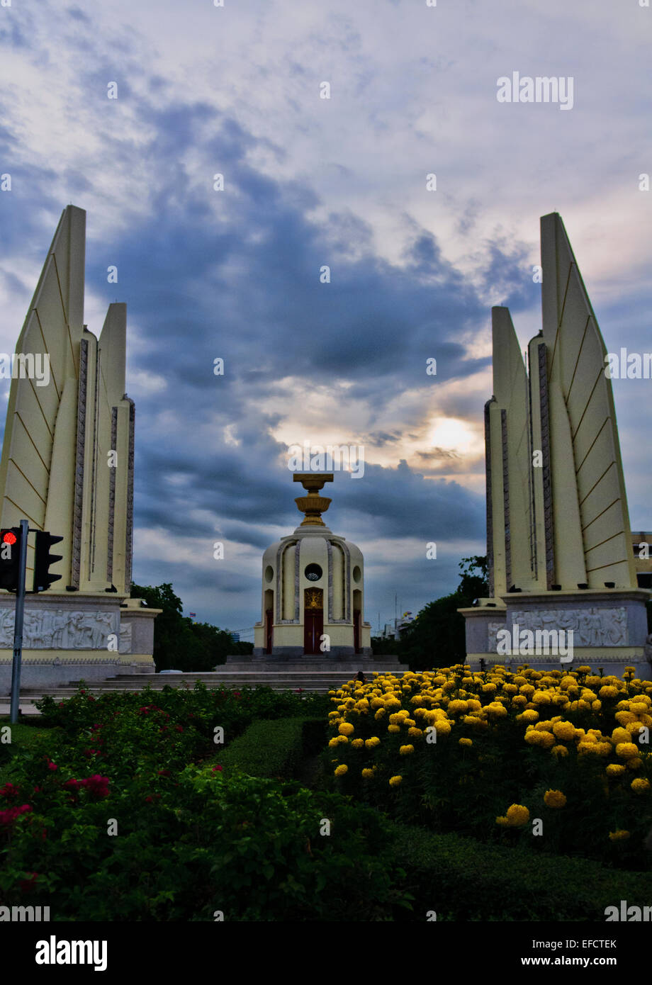 Tramonto in democrazia un monumento a Bangkok, in Thailandia Foto Stock