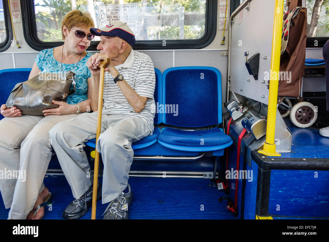 Miami Beach Florida,Miami-Dade Metrobus,South Beach locale,passeggeri passeggeri passeggeri riders,riders,sitting,uomo uomini maschio,donna donne,Senior seni Foto Stock