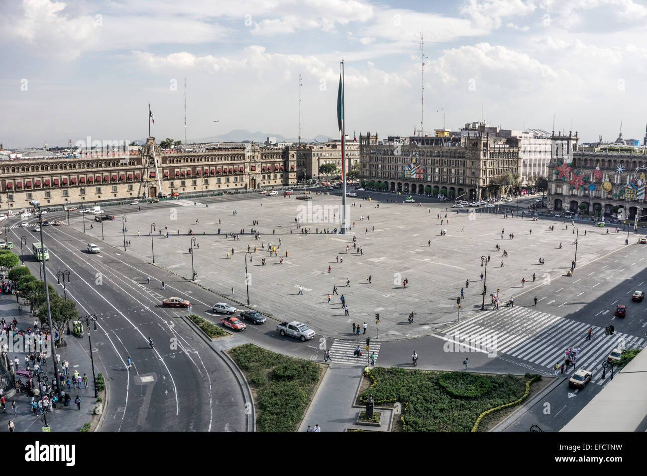 Vista guardando verso il basso sul perimetro di circolazione del traffico di Città del Messico Zocalo con pedoni passeggiare in modo casuale attraverso open plaza Foto Stock