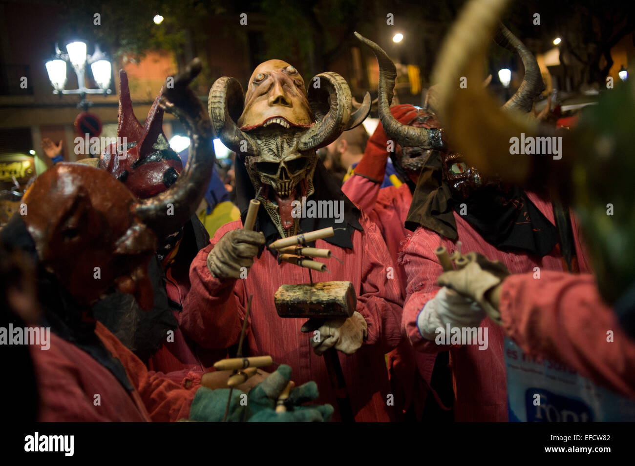 Gen 31, 2015 - Barcellona, Spagna - a Barcellona i diavoli con maschere tradizionali preparare petardi e fuochi d'artificio. Il Festival di Els Foguerons de Sa Pobla è una celebrazione di Maiorca svoltasi nel quartiere Gràcia di Barcellona a partire dal 1993 e dispone di folclore catalano con caratteri tradizionali come i diavoli con fuochi d'artificio. Foto Stock