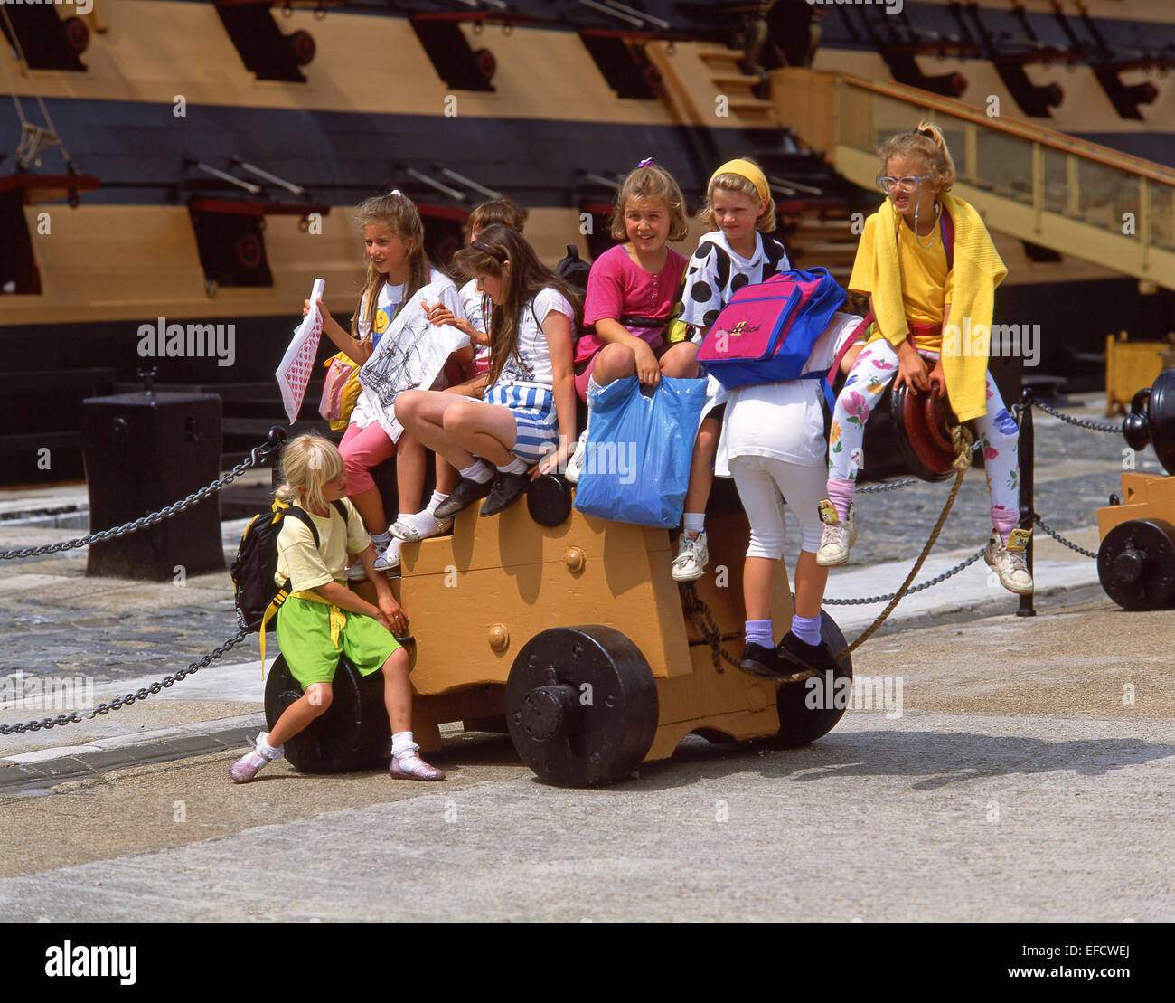 I bambini sul cannone , Nelson la famosa nave ammiraglia, HMS Victory, Historic Dockyard, Portsmouth, Hampshire, Inghilterra, Regno Unito Foto Stock