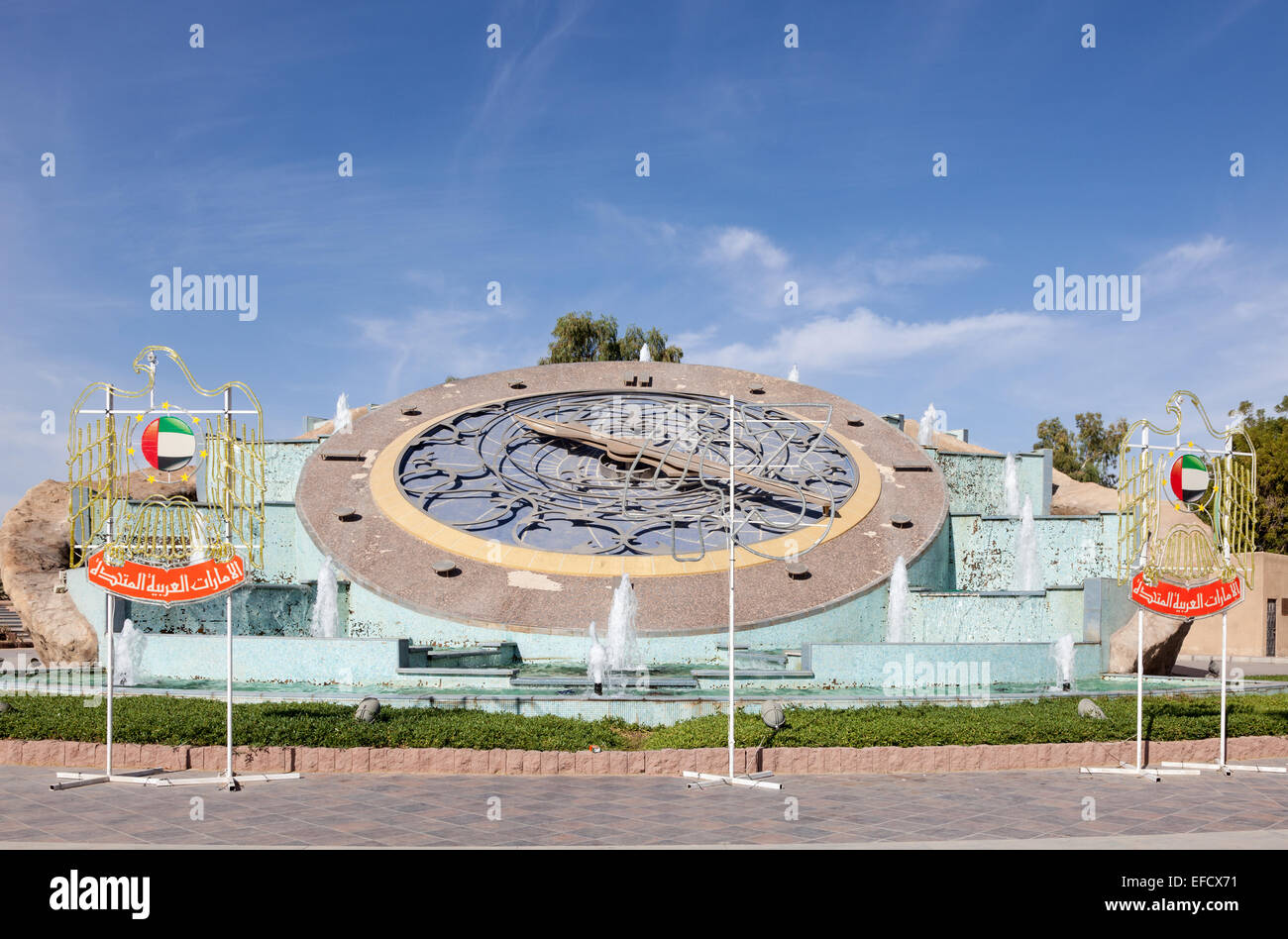 Gigantesco orologio nella città di Al Ain, Emirato di Abu Dhabi, Emirati arabi uniti Foto Stock