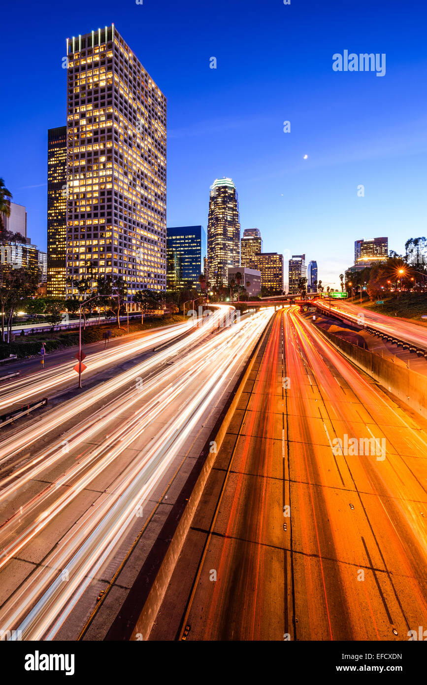 Los Angeles, California, Stati Uniti d'America downtown skyline della città al di sopra dell'autostrada. Foto Stock