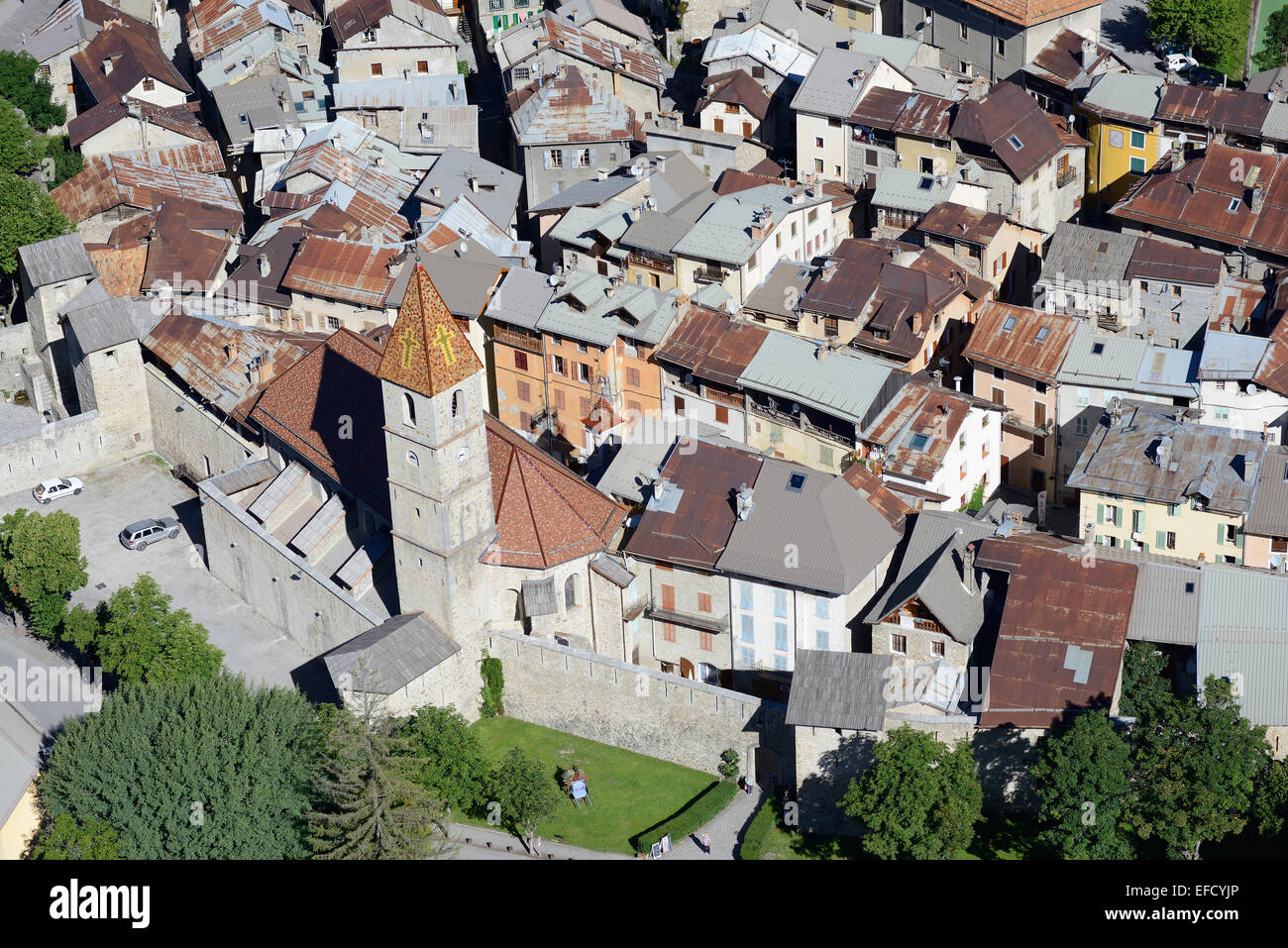 VISTA AEREA. Città medievale di Colmars-les-Alpes. Valle del Verdon, Alpi dell'alta Provenza, Francia. Foto Stock