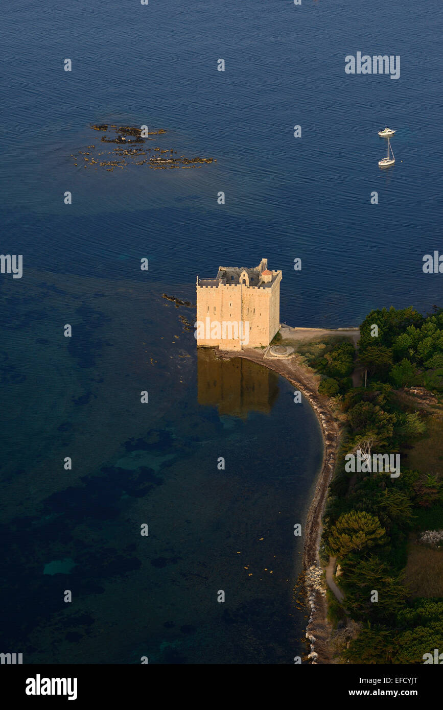 VISTA AEREA. Fortezza di Saint-Honorat. Isole Lerins, Cannes, Alpi Marittime, Costa Azzurra, Francia. Foto Stock