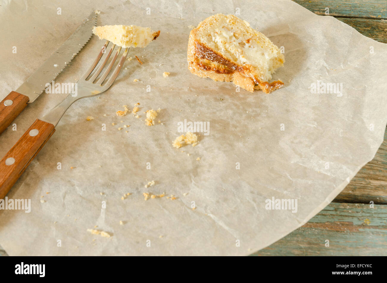 Pezzo di napoletano torta di Pasqua su carta di avvolgimento. Accanto il coltello e forchetta. Stile rustico. Messa a fuoco selettiva Foto Stock