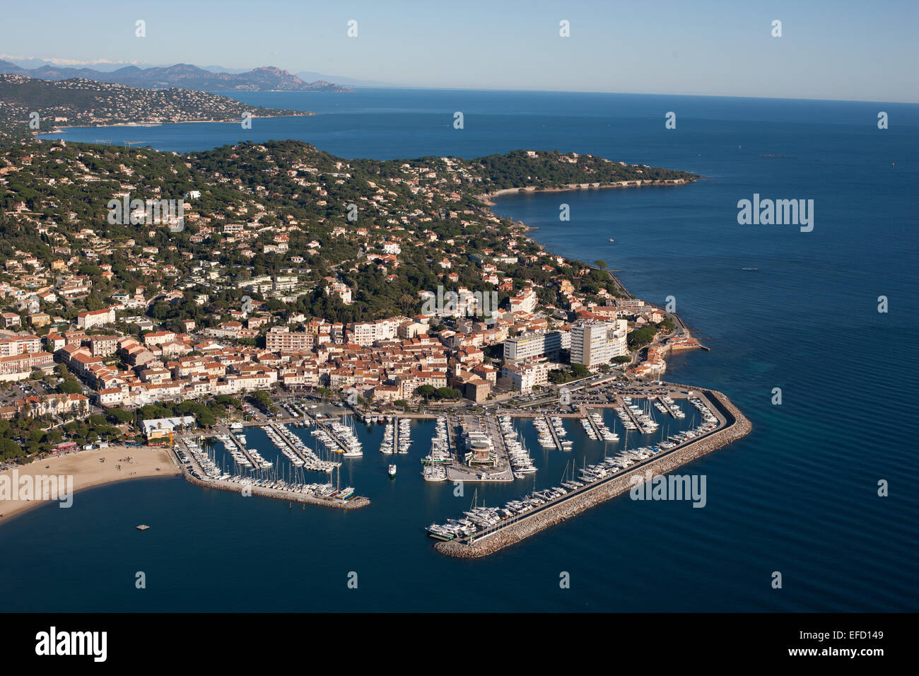 VISTA AEREA. Stazione balneare di Sainte-Maxime e il suo porto turistico. Var, Costa Azzurra, Francia. Foto Stock