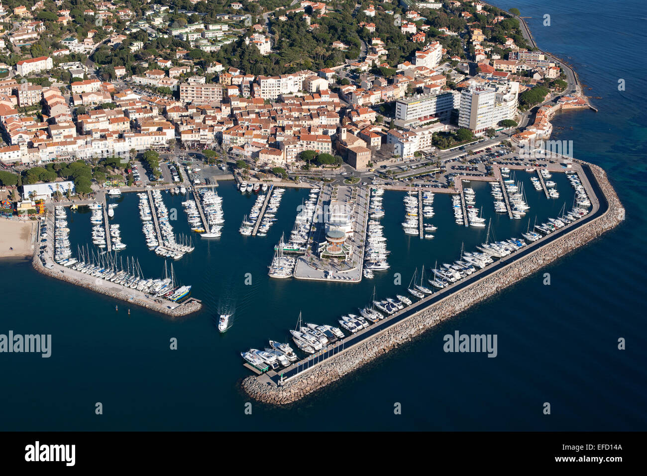 VISTA AEREA. Stazione balneare di Sainte-Maxime e il suo porto turistico. Var, Costa Azzurra, Francia. Foto Stock