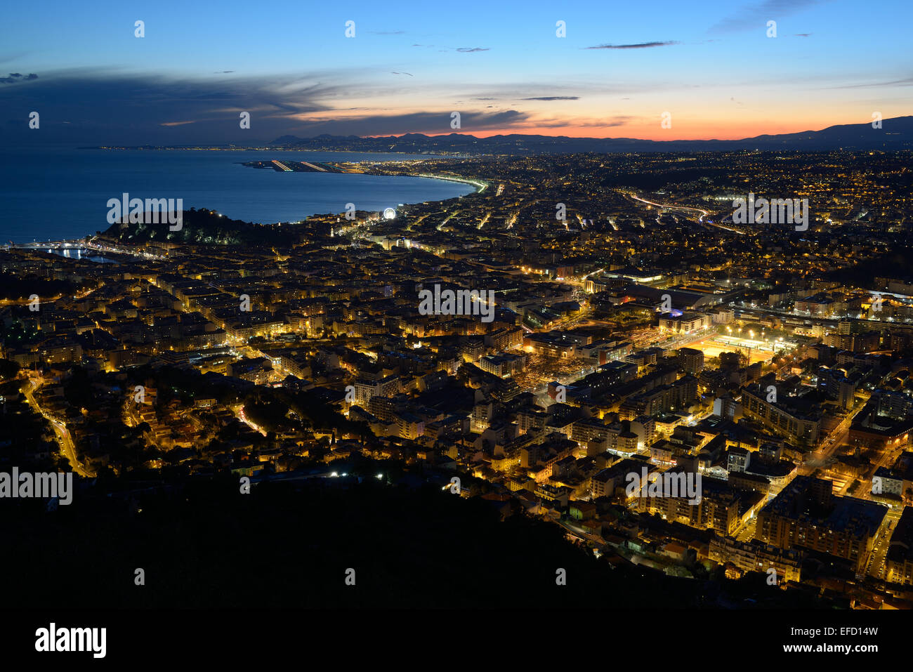 La città di Nizza e la famosa Baia degli Angeli al crepuscolo. Alpes-Maritimes, Costa Azzurra, Francia. Foto Stock