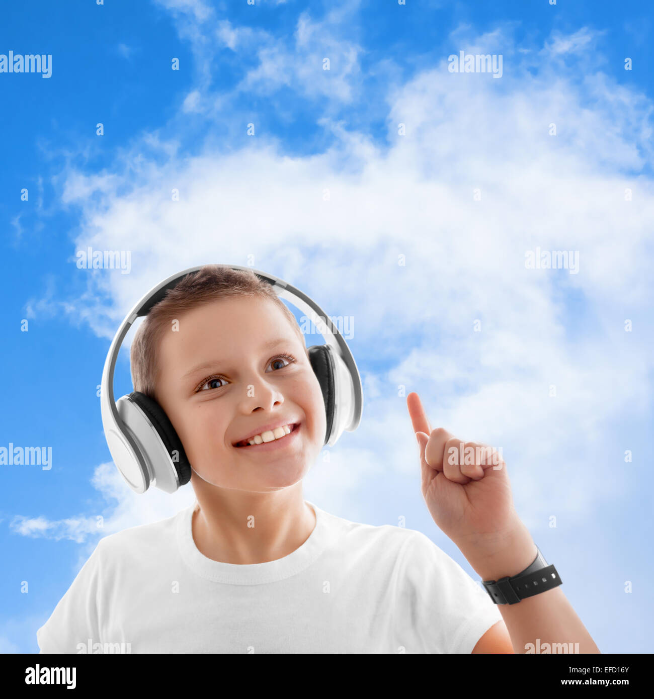Nuvole di musica sky bambino ragazzo cuffie ascoltare il divertimento Foto Stock