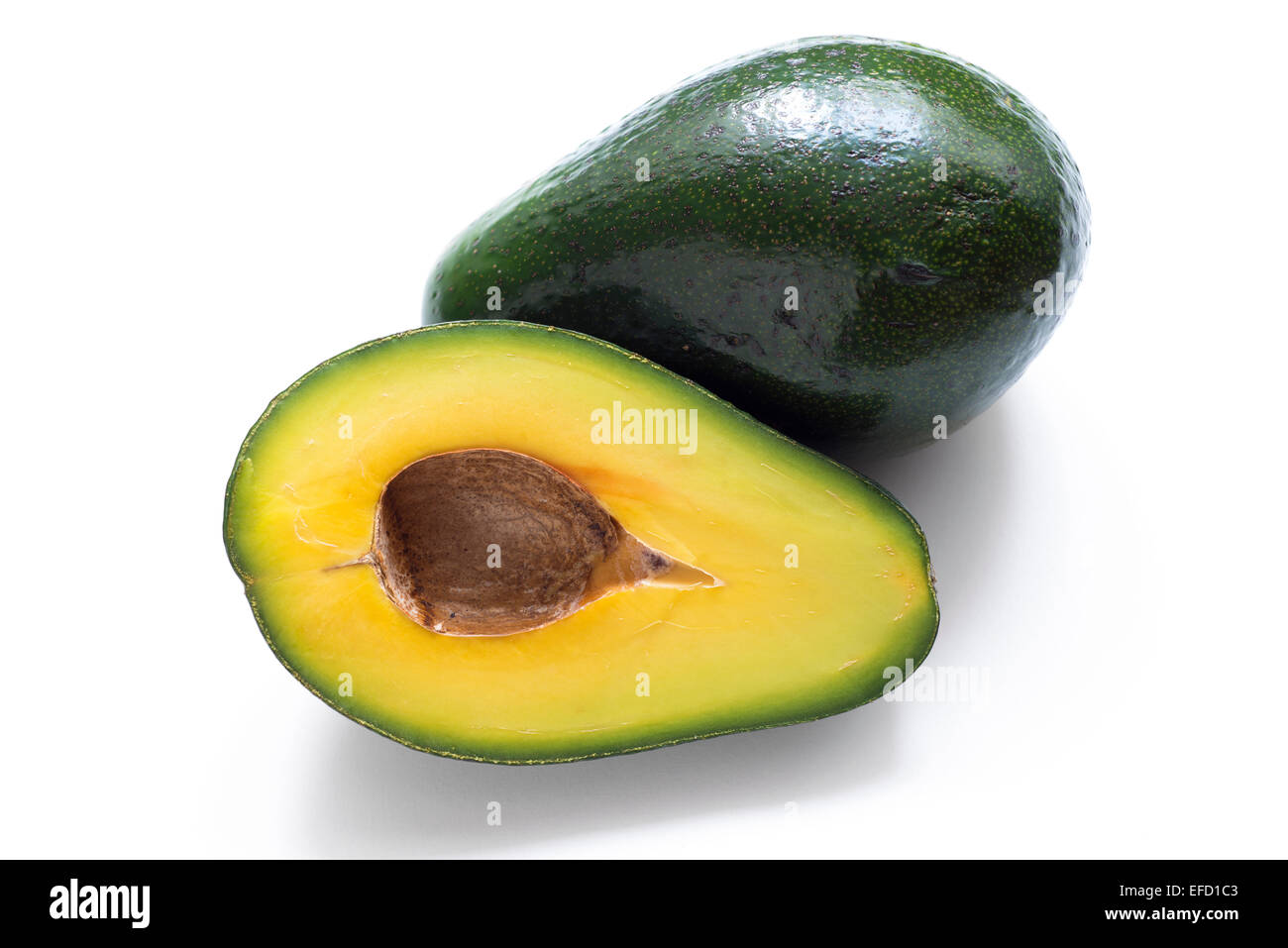 Fresche e mature metà di avocado e frutti interi isolati su sfondo bianco Foto Stock