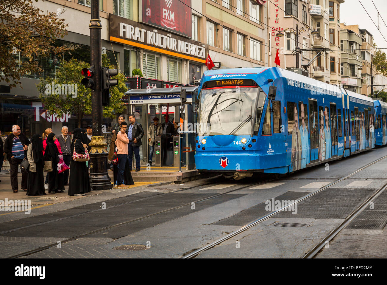 Una strada tram sistema di transito rapido a Sultanahmet, Istanbul, Turchia, Eurasia. Foto Stock