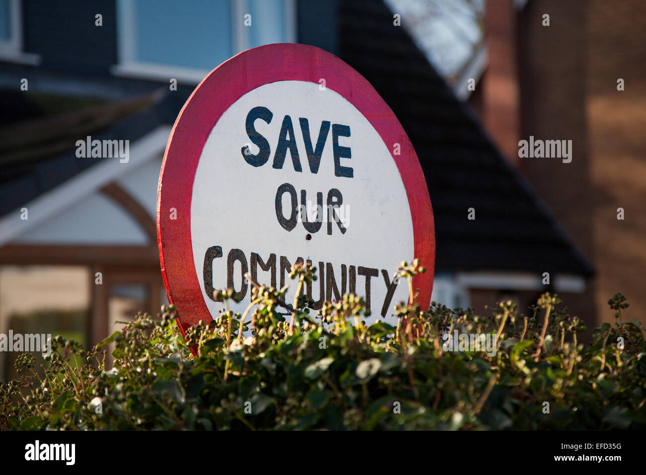 Roseacre, Nr Blackpool, Regno Unito. Il 31 gennaio, 2015. 'Salva la nostra comunità" . Villaggio cartelli contro Fracking proposto. Nuova proposta di nuovi siti di esplorazione in legno Roseacre, nella parrocchia di Treales, Roseacre Wharles e. Fratturazione idraulica e la prova del flusso di gas in legno Roseacre aiuterà Caudrilla per determinare la quantità di gas naturale potrebbe essere estratta dalla roccia argillosa che giace al di sopra di un miglio sotto la superficie. Credito: Mar fotografico/Alamy Live News Foto Stock