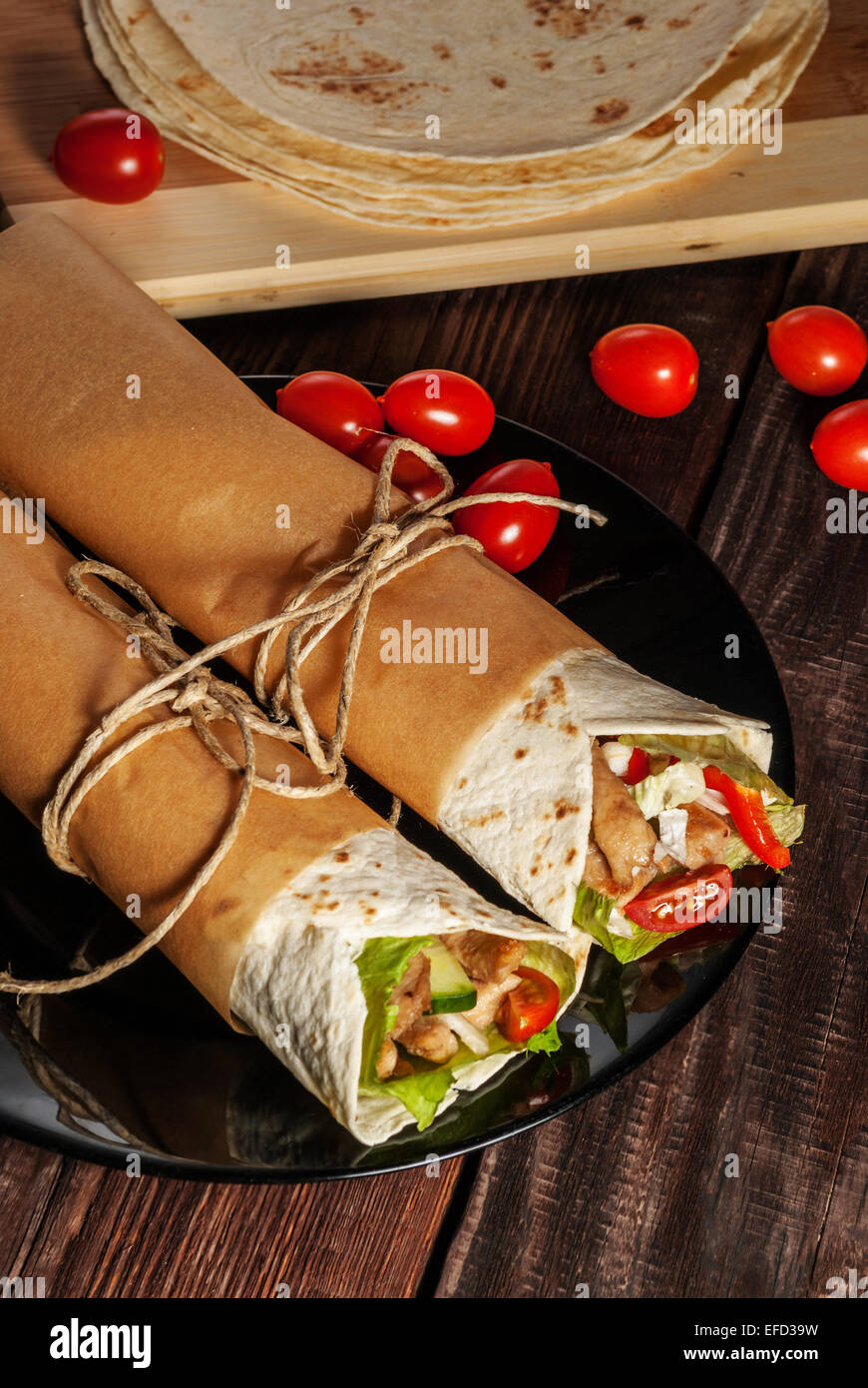 Tortilla messicana avvolgere con la carne e le verdure sul tavolo di legno Foto Stock