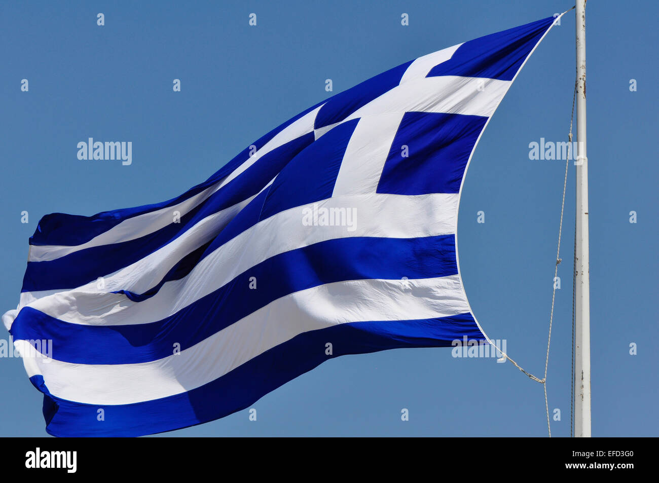 Bandiera nazionale della Grecia che batte su sfondo blu Foto Stock