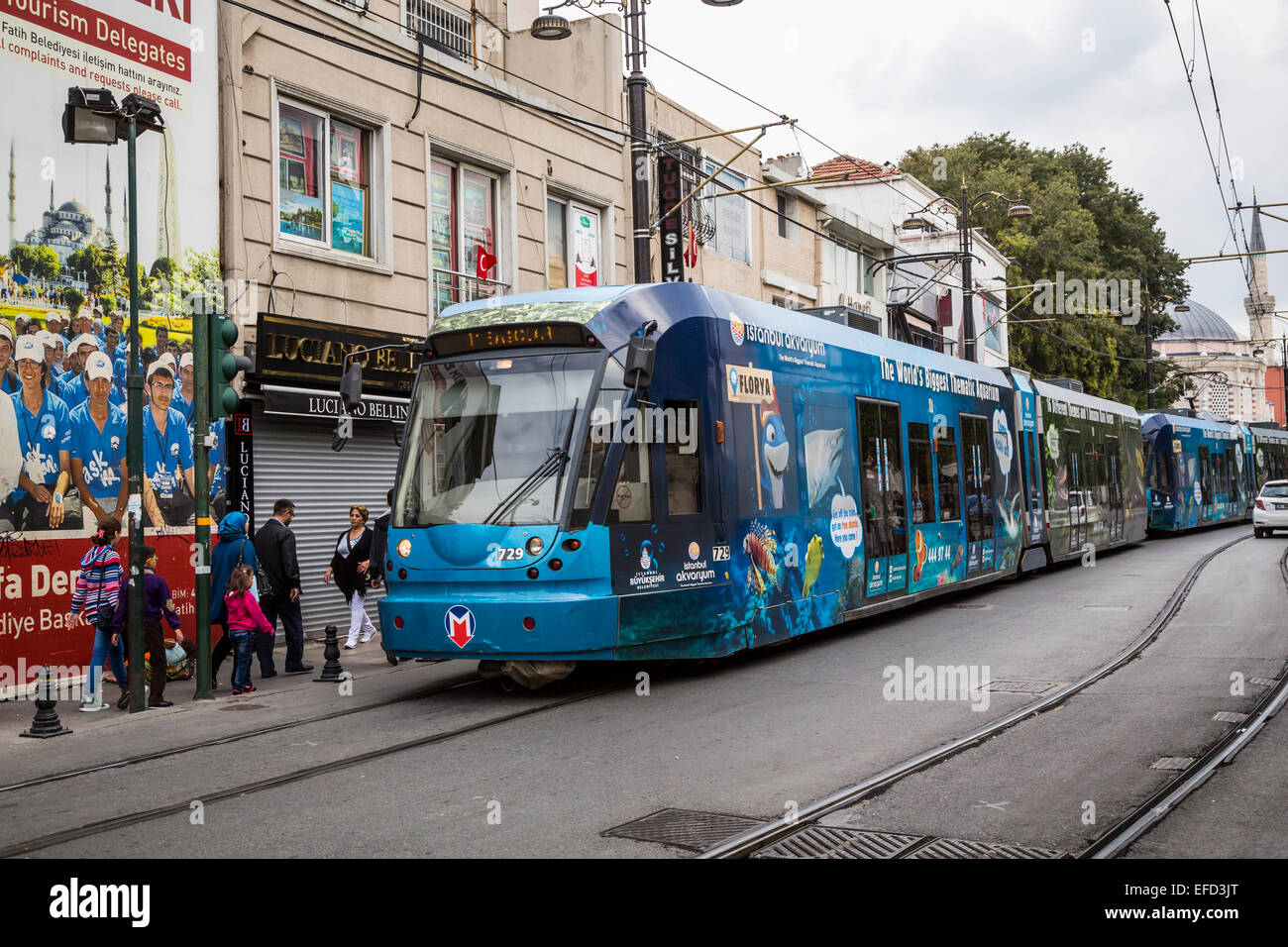 Una strada tram sistema di transito rapido a Sultanahmet, Istanbul, Turchia, Eurasia. Foto Stock