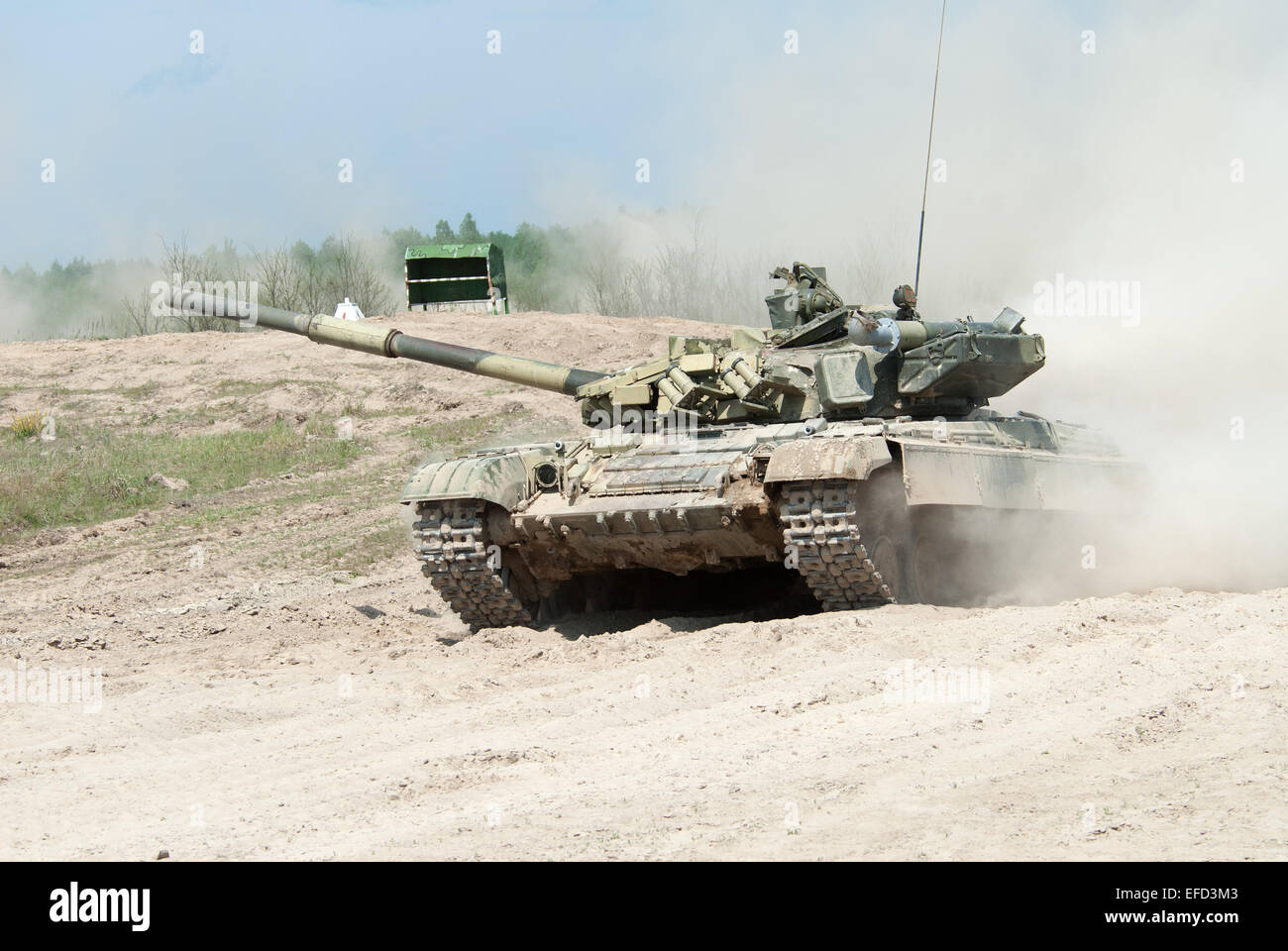 T-64BV si sposta sul campo di addestramento Foto Stock